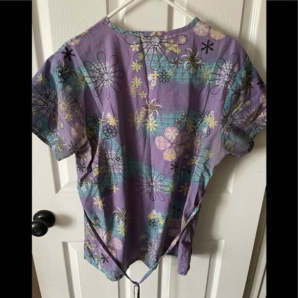 Women’s purple floral scrub top - Picture 3 of 4